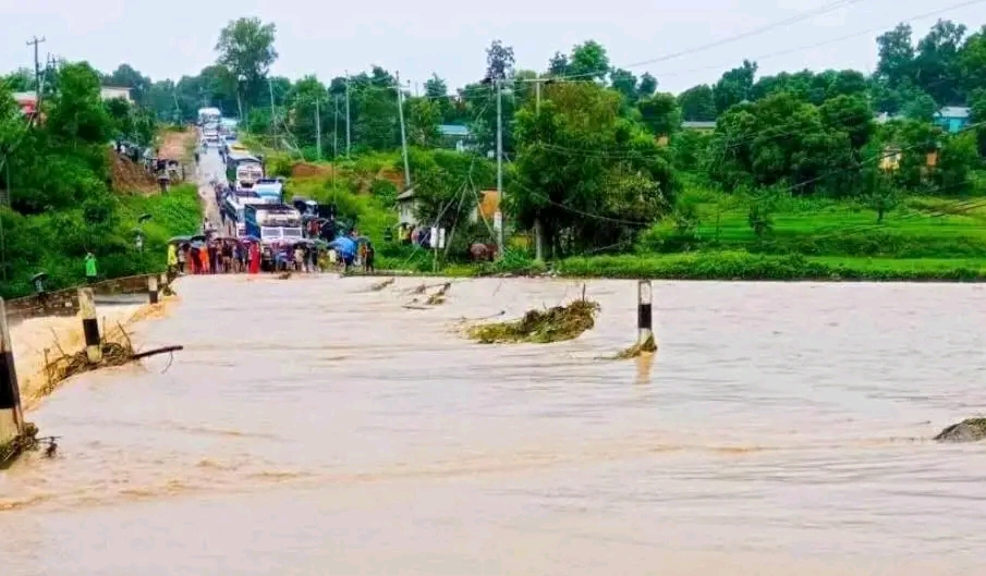 कालाखोलामा पानीको बहाव बढ्दा घोराही–तुलसीपुर सडकखण्डमा साना सवारी आवागमन प्रभावित